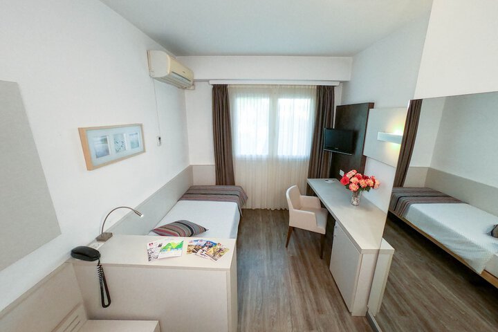 Room 9 of 98