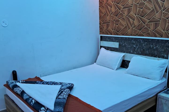 Room 4 of 20