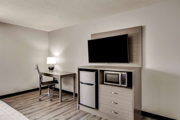 1 King Bed Accessible Upgrade (42 of 67)