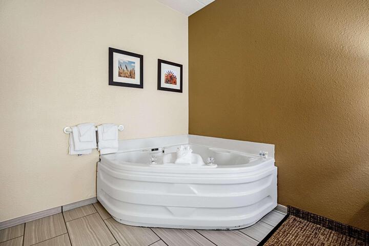 2 Queen Beds (1 of 7)