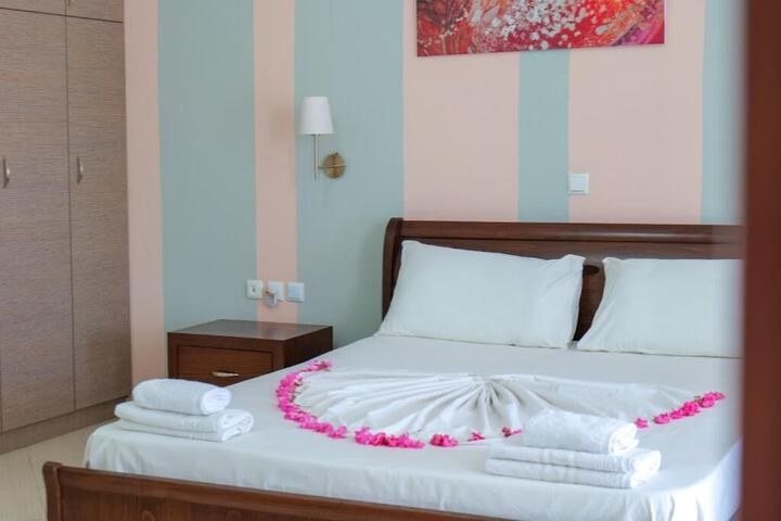 Room 3 of 103
