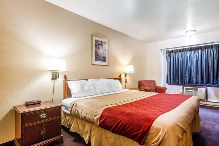 1 King Bed (8 of 16)
