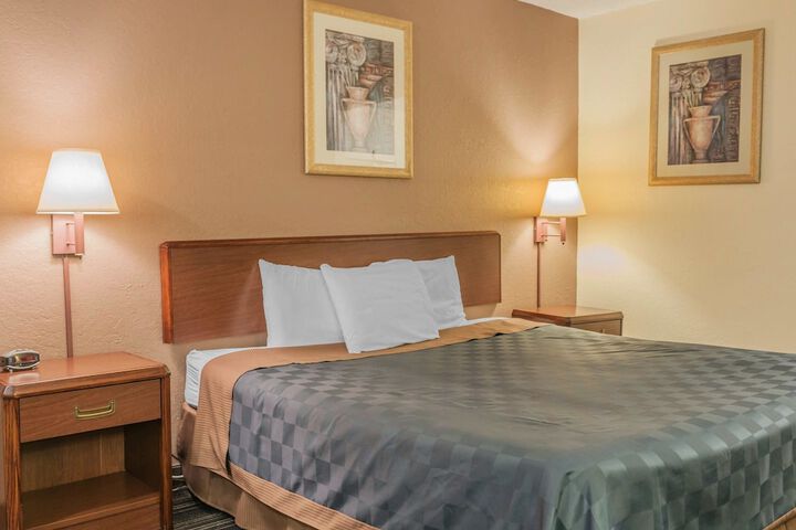 1 King Bed (7 of 9)