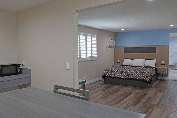 Standard | King Bed (4 of 14)