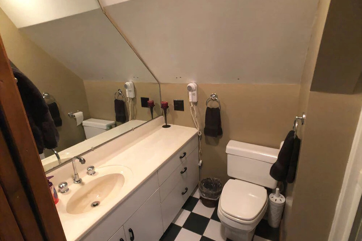 Room 5 of 9