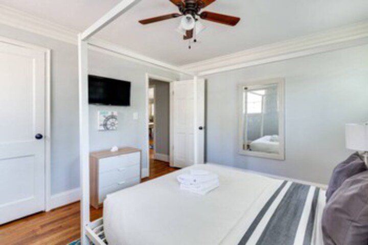 Room 7 of 12