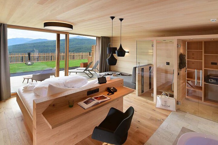 Room 14 of 152