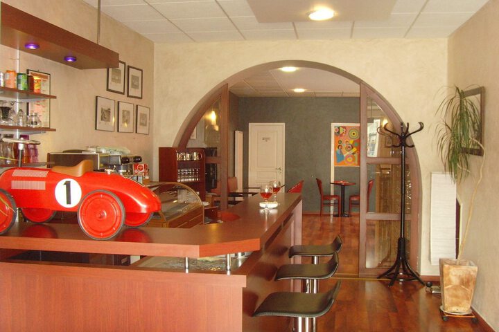 Lounge 22 of 26