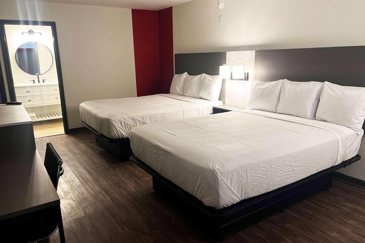 2 Queen Beds (1 of 4)