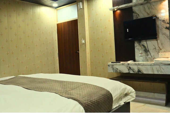 Room 6 of 25