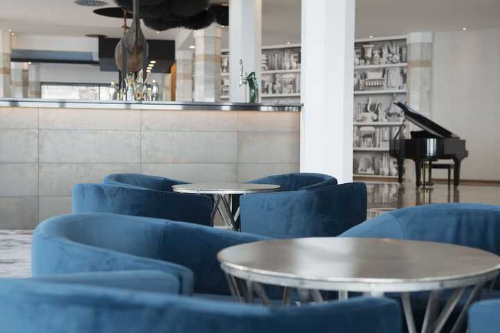 Lounge 32 of 39