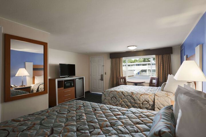 2 Double Beds (3 of 6)