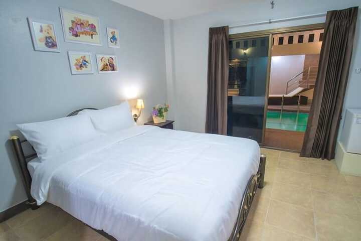 Room 8 of 16