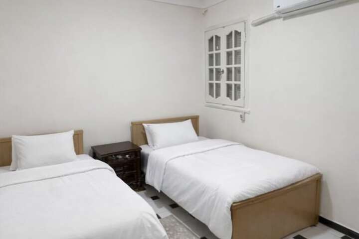 Room 8 of 33