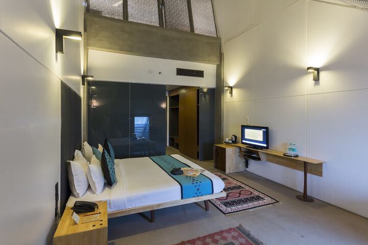 Room 5 of 76