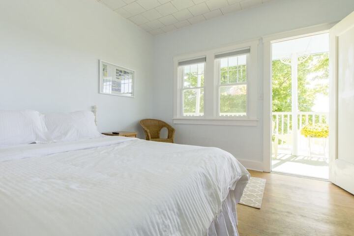 House Queen Size Bed (23 of 25)