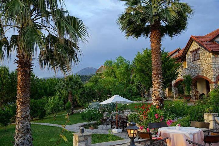 THE MOUNTAIN LODGE
