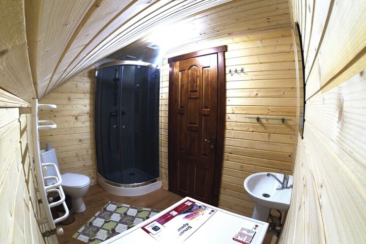 Room 33 of 76