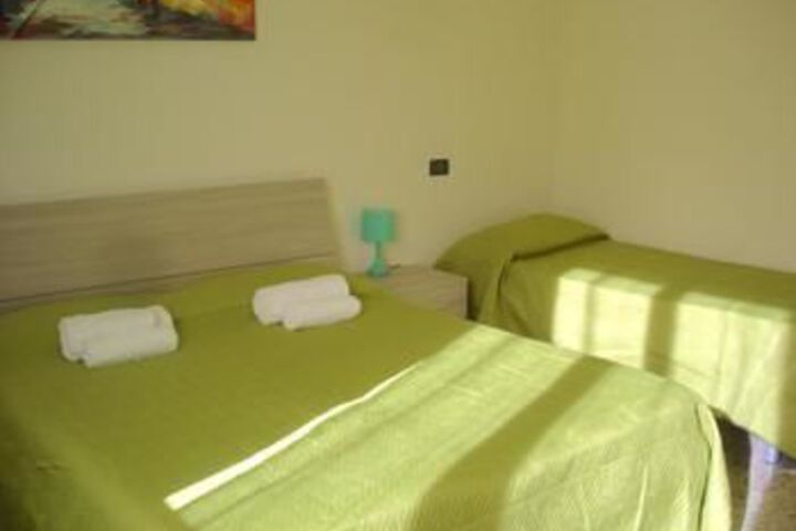 Room 5 of 12