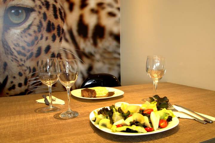 Dining 31 of 37
