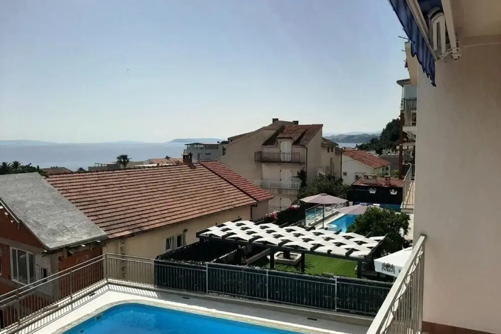 Pool 10 of 18