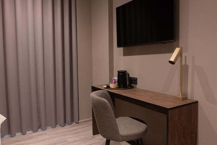 Room 6 of 25