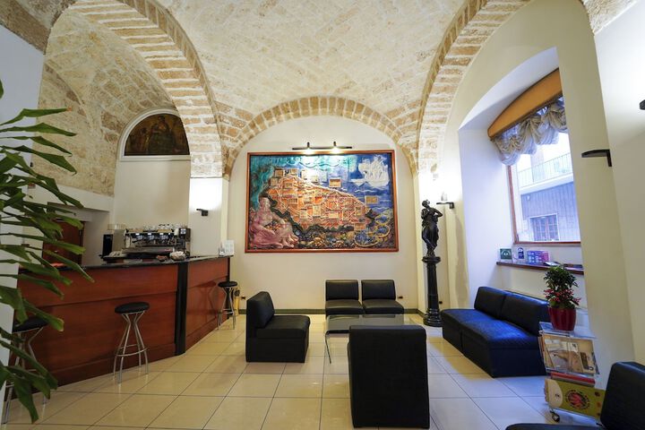 Lounge 36 of 49