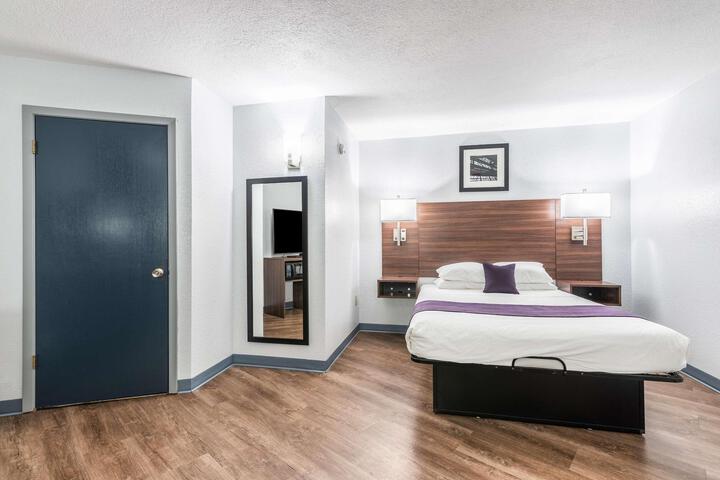 1 Queen Bed (3 of 4)