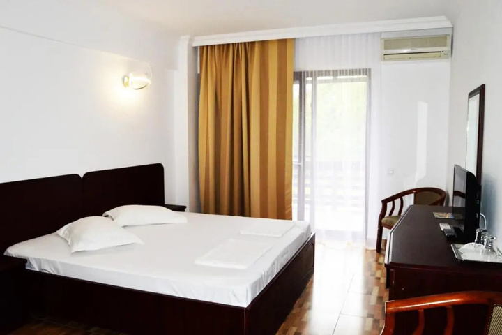 Room 4 of 16