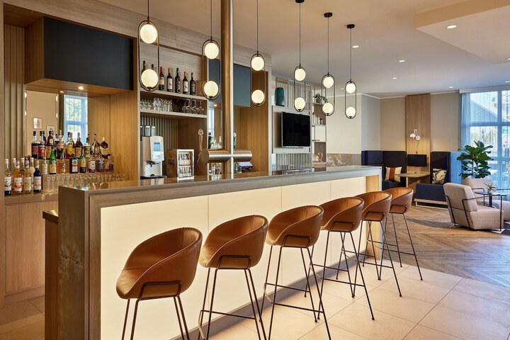 Lounge 19 of 24