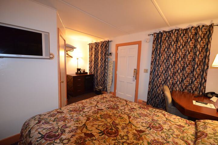 1 Queen Bed (17 of 30)