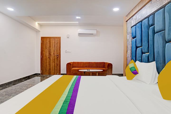 Room 17 of 28