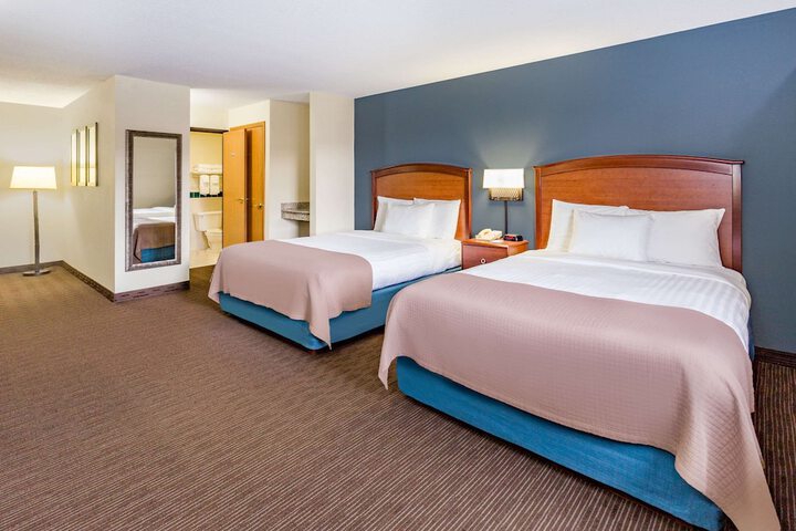 2 Queen Beds (1 of 9)