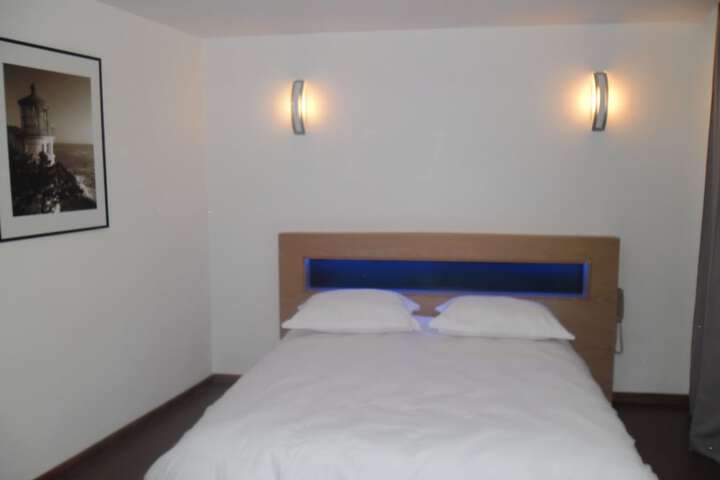 Room 9 of 40