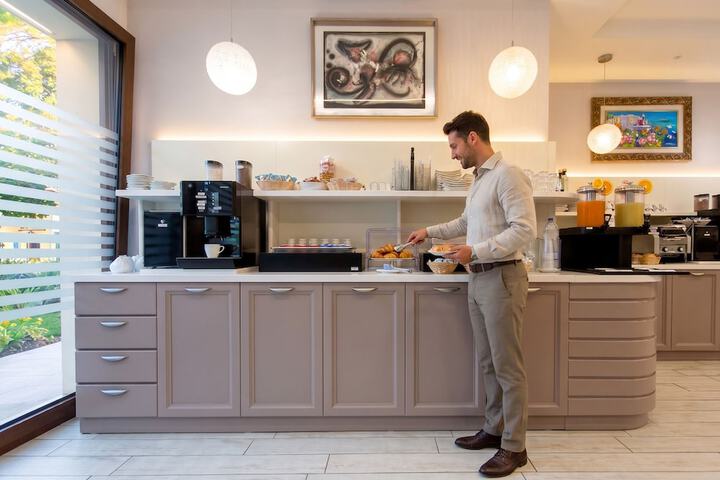 Breakfast/Coffee Service 80 of 120