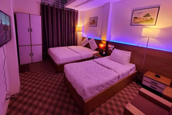 Room 5 of 9
