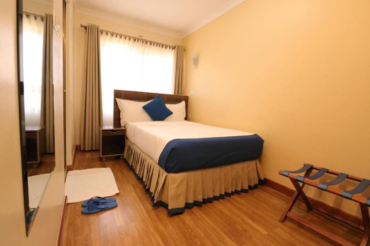 Room 5 of 38