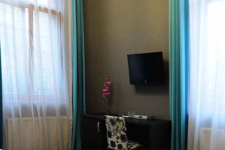 Room 2 of 120