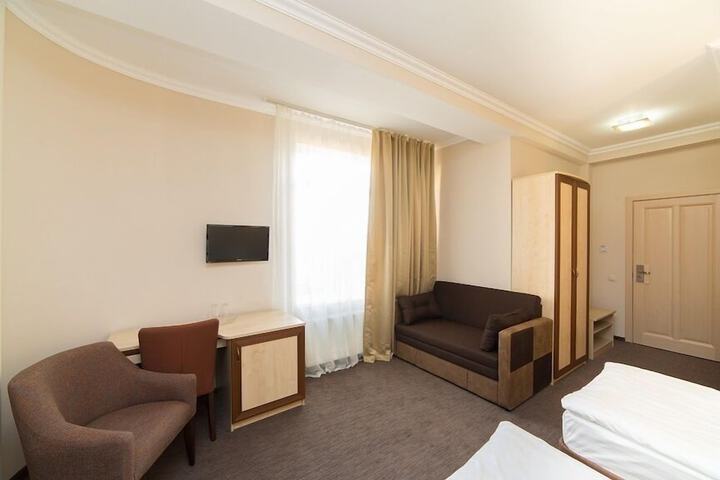 Room 8 of 11