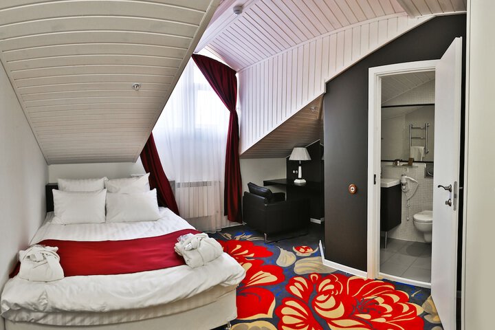 Room 16 of 49