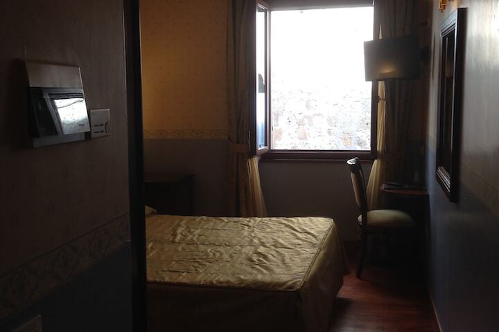 Room 29 of 142
