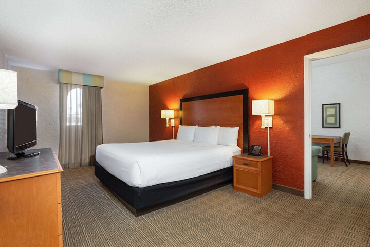1 King Bed Deluxe Room (16 of 19)
