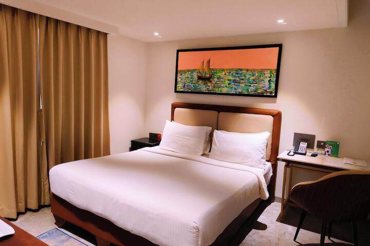Room 13 of 77