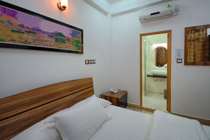 Room 11 of 19