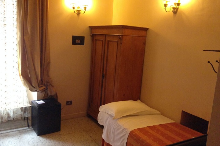 Room 6 of 32