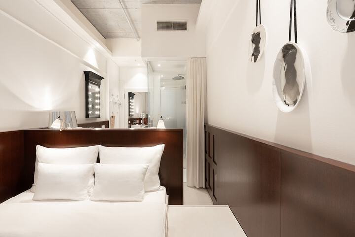 Room 5 of 83