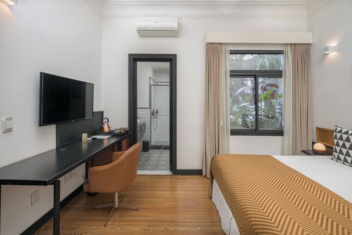 Room 52 of 79