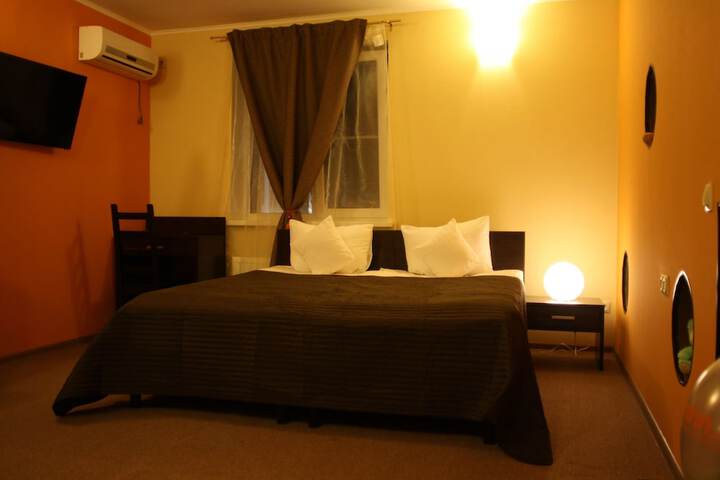 Room 9 of 16