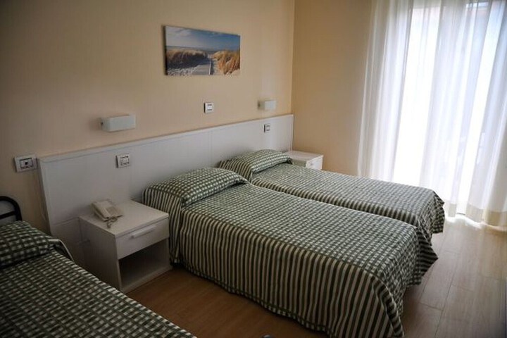 Room 11 of 28