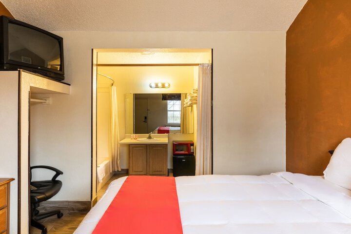 1 Queen Bed (2 of 12)